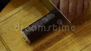 马吉祖什食物的慢运动。 自制寿司和卷的制作过程。